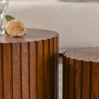 Table basse ronde en bois avec relief sculpté, pré-assemblée