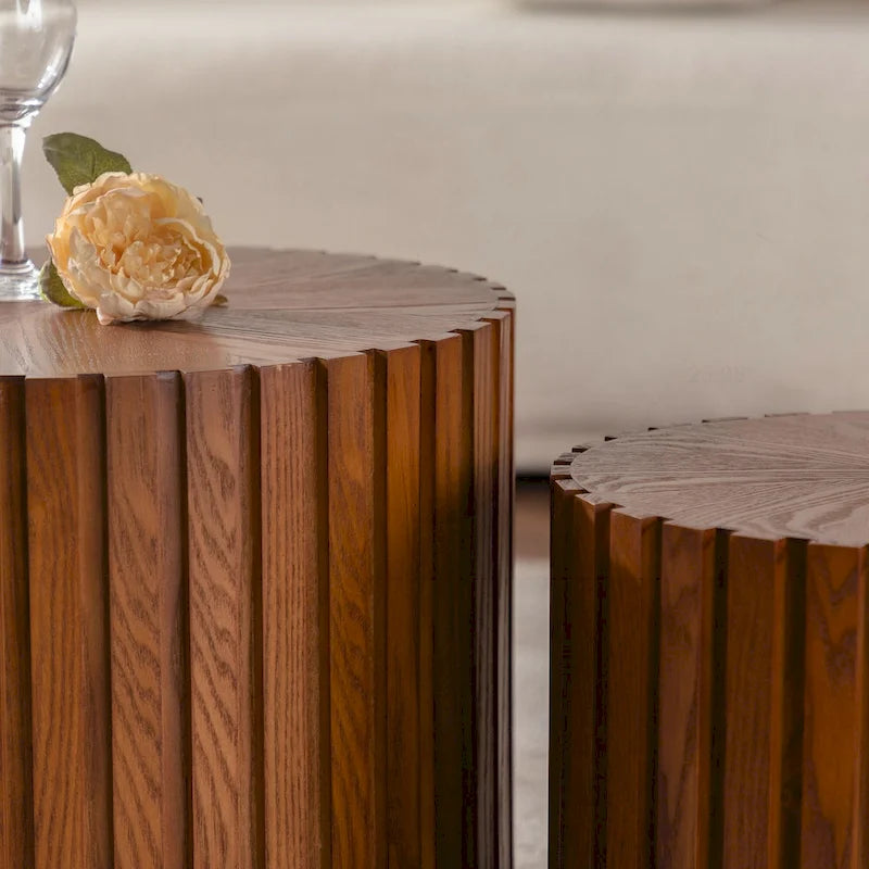 Table basse ronde en bois avec relief sculpté, pré-assemblée