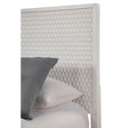 Lit panneau blanc avec tête de lit texturée