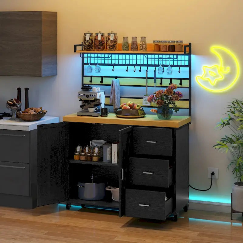 Îlot de cuisine roulant de 135 cm avec prise électrique, lumière LED et étagère haute