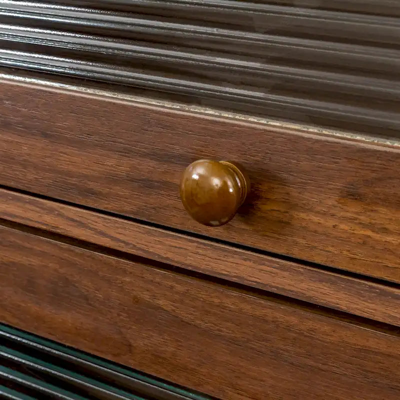 Armoire de rangement vitrée avec étagère de présentation