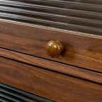 Armoire de rangement vitrée avec étagère de présentation